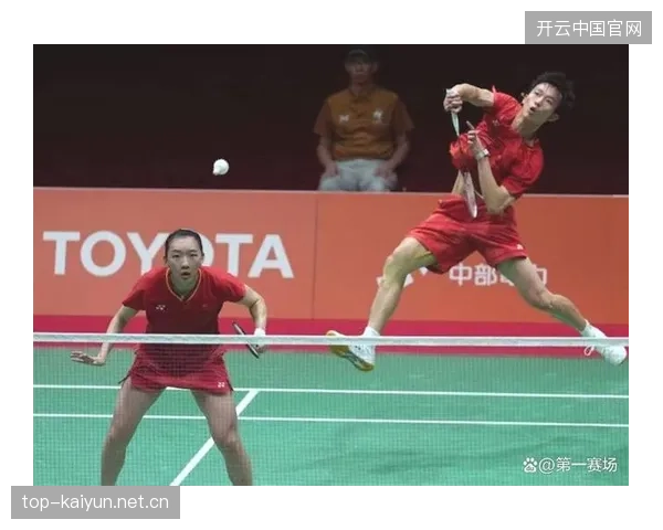 羽毛球劈吊角度极刁——掌握这项绝技，让你成为场上无敌的战神